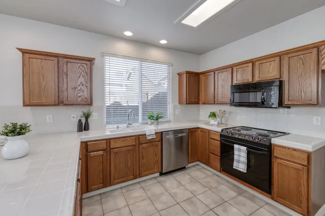 $424,999 | 673 West Fontaine Lane, Clovis, CA 93619