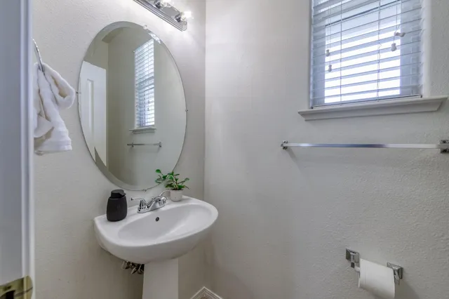 $424,999 | 673 West Fontaine Lane, Clovis, CA 93619