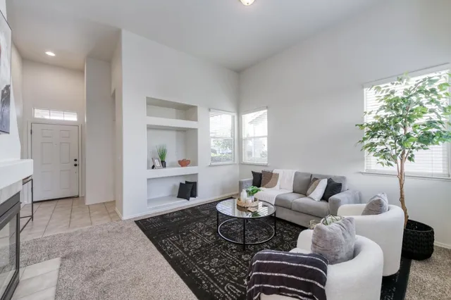 $424,999 | 673 West Fontaine Lane, Clovis, CA 93619