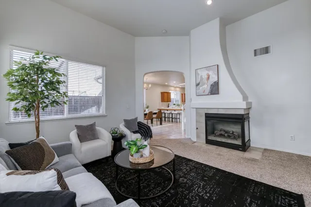 $424,999 | 673 West Fontaine Lane, Clovis, CA 93619