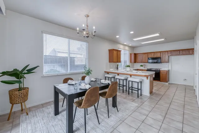 $424,999 | 673 West Fontaine Lane, Clovis, CA 93619