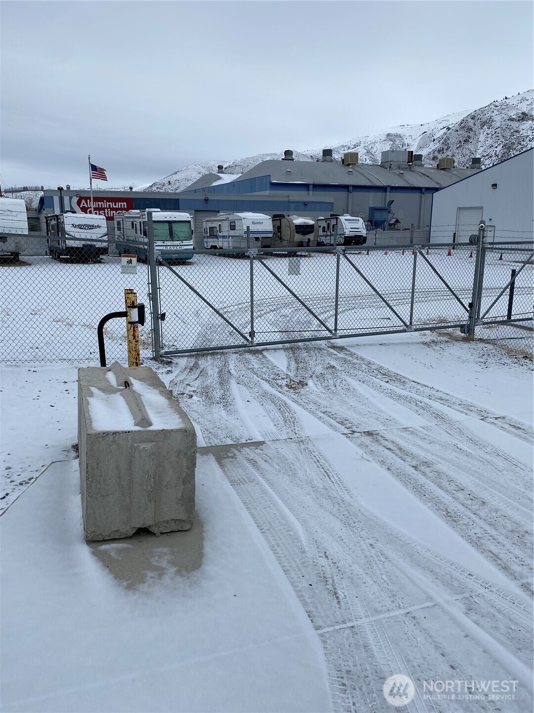 14277 Us Highway Entiat, WA 98822 - Photo 3 of 18 a living room with furniture and a table