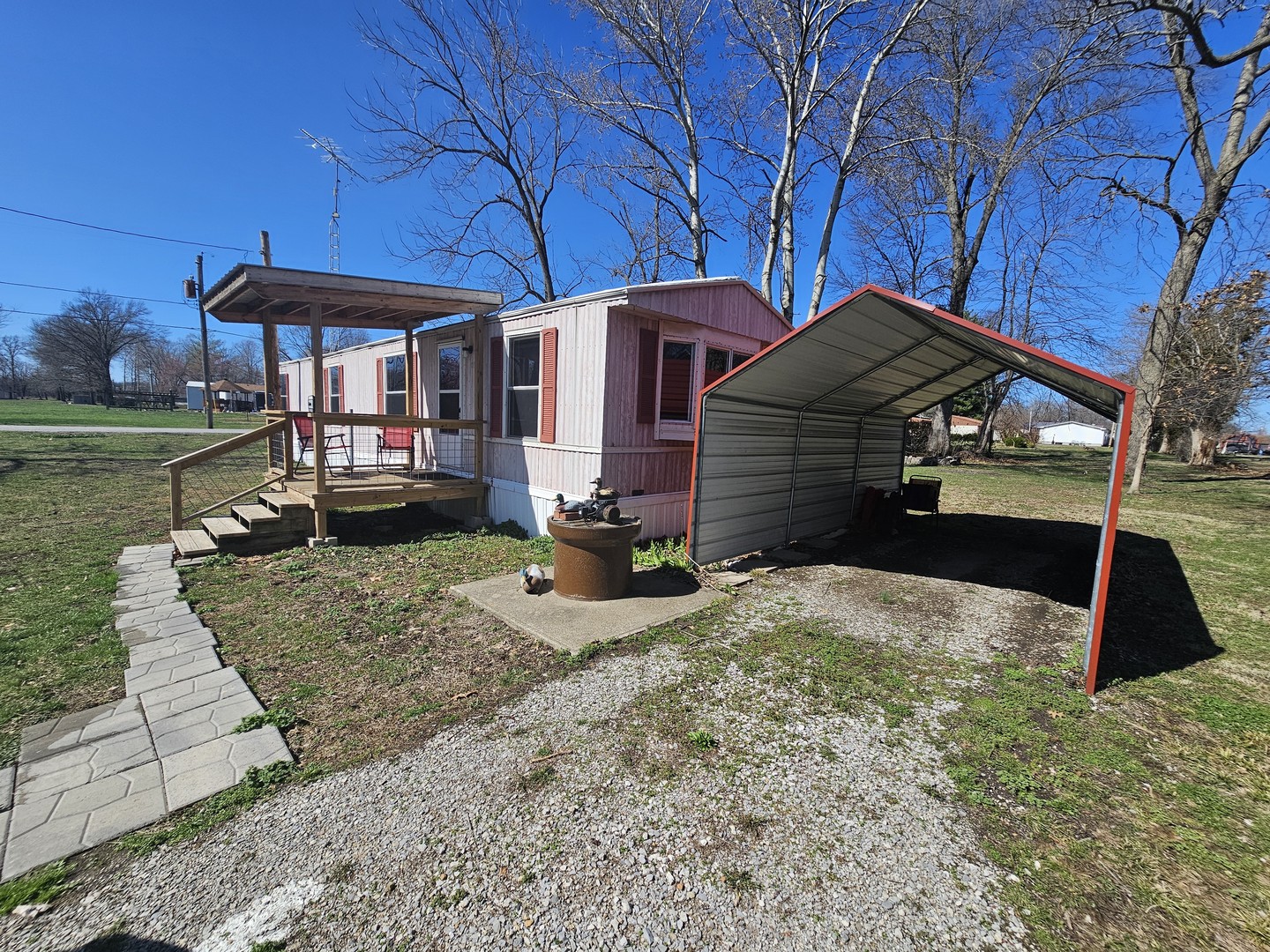 190 West 5th Street Bonnie, IL 62816 - Photo 4 of 25 a front view of a house with garden