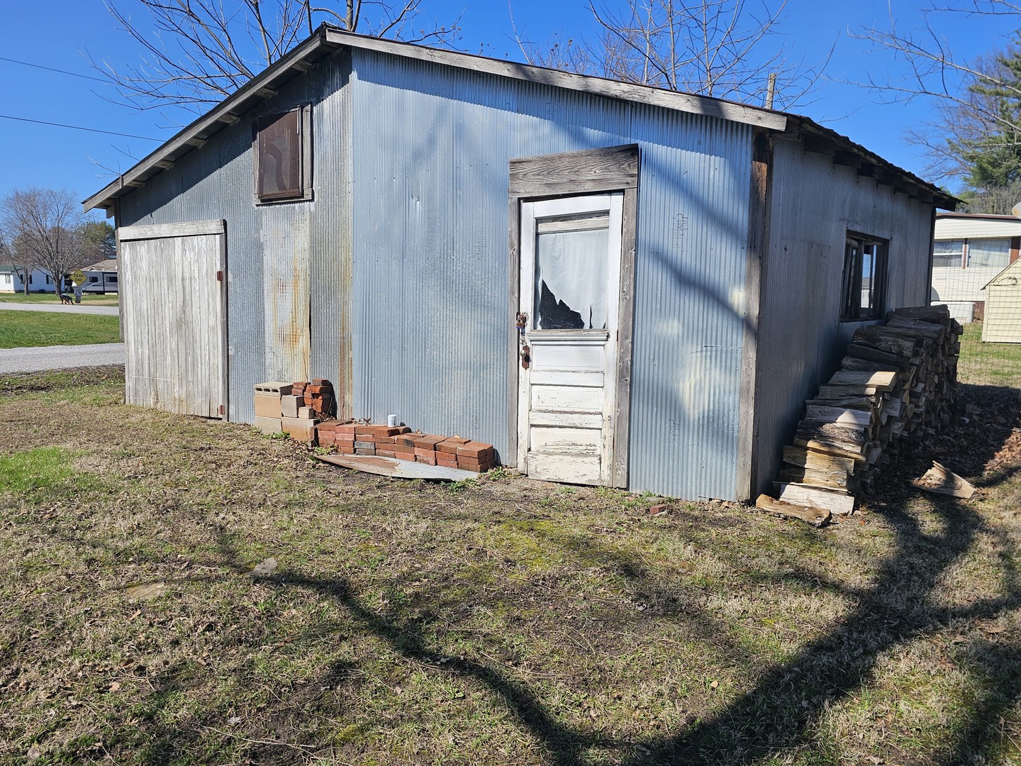 190 West 5th Street Bonnie, IL 62816 - Photo 7 of 25 a view of a house with backyard