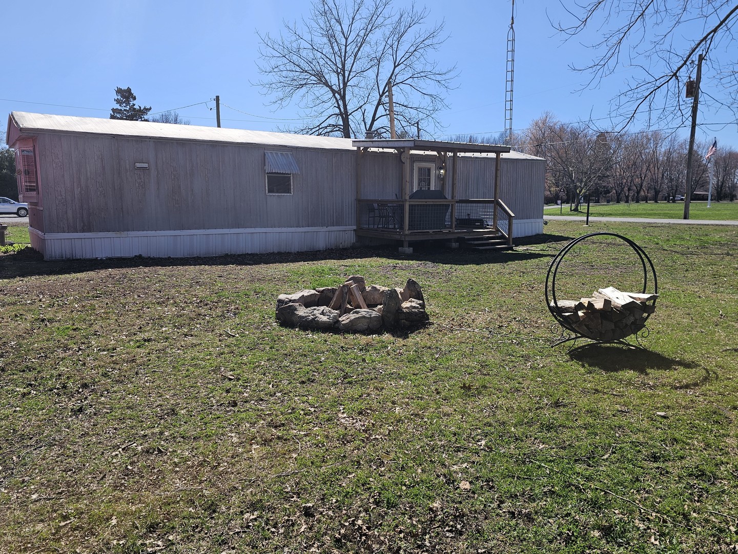 190 West 5th Street Bonnie, IL 62816 - Photo 9 of 25 a backyard of a house with barbeque and wooden fence