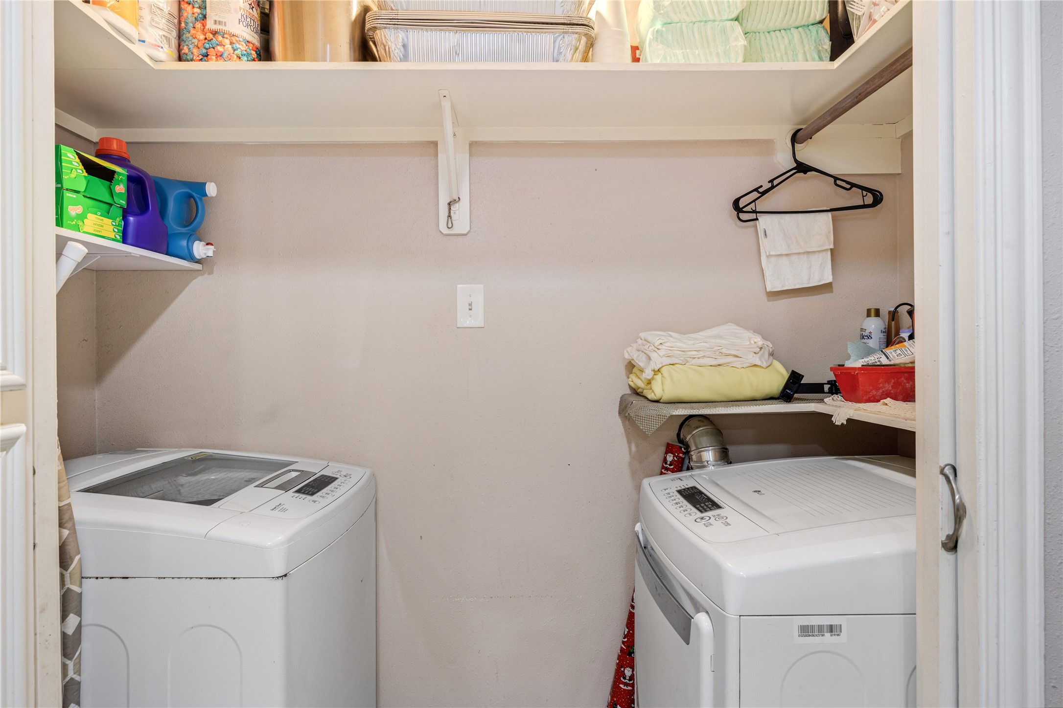922 Gilpin Street Houston, TX 77034 - Photo 14 of 26 a utility room with dryer and washer