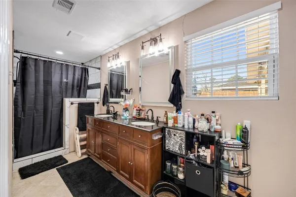 $2,200 | 922 Gilpin Street, Houston, TX 77034