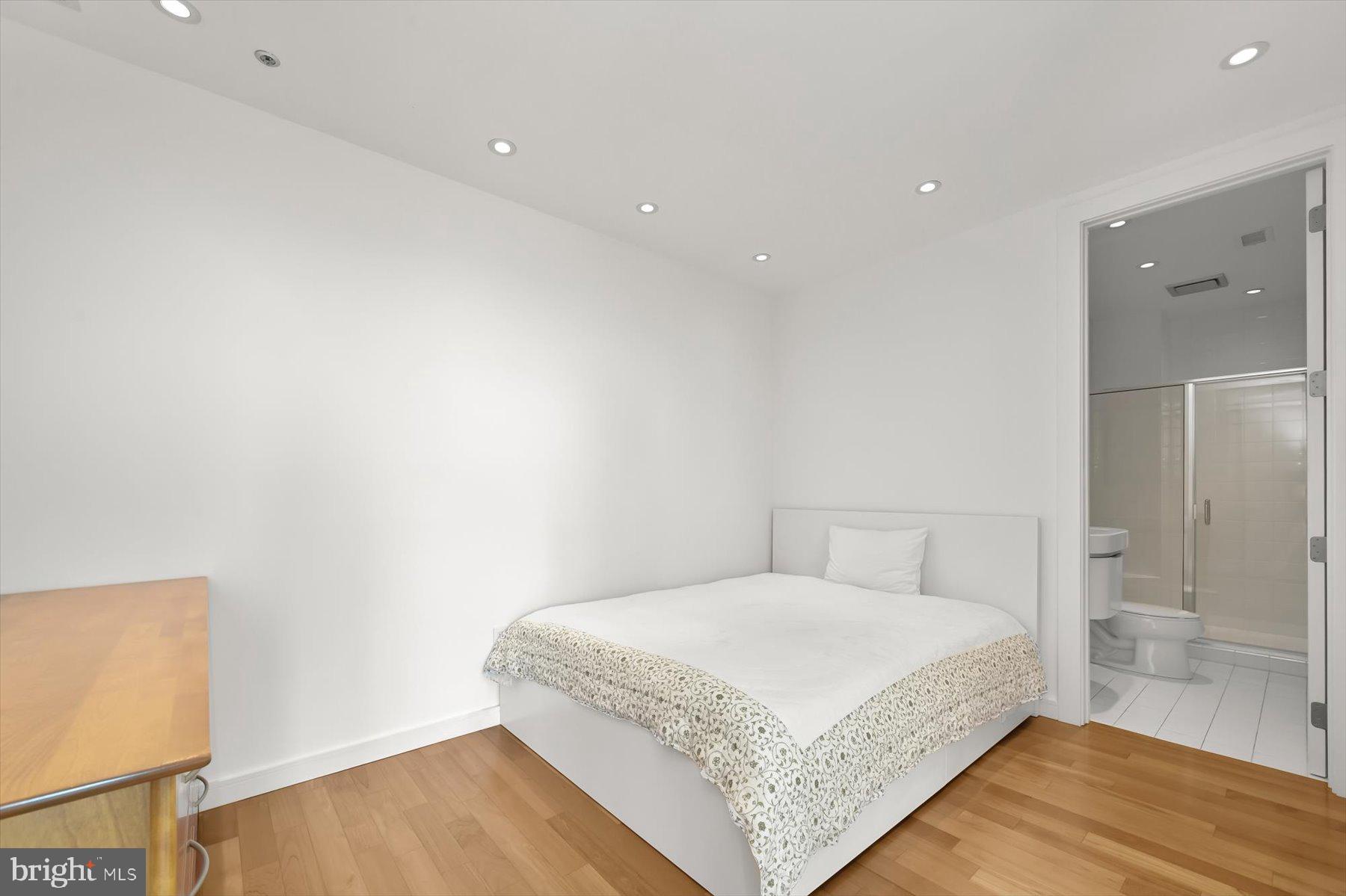 100 Harborview Drive, Unit 1901 Baltimore, MD 21230 - Photo 38 of 107 a spacious bedroom with a bed and a table