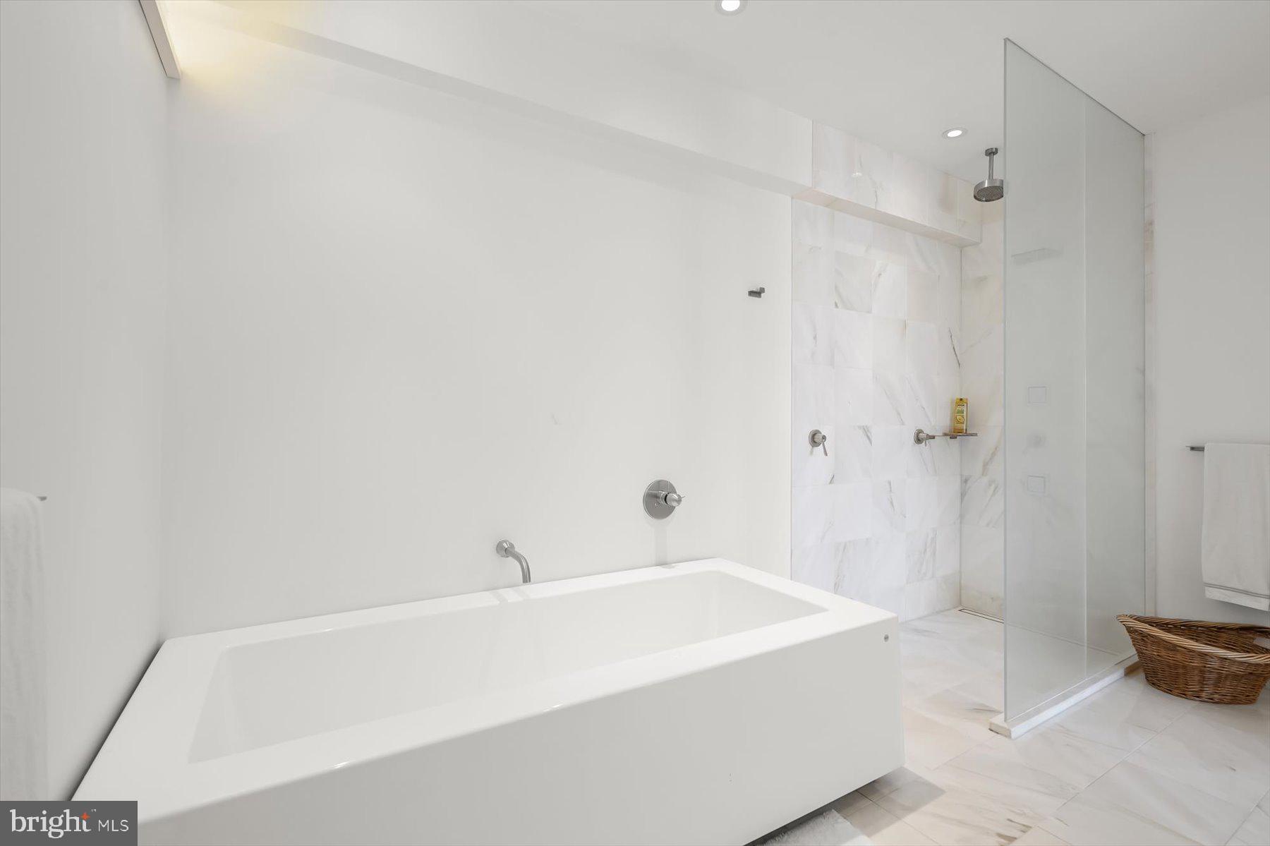 100 Harborview Drive, Unit 1901 Baltimore, MD 21230 - Photo 61 of 107 a bathroom with a bathtub