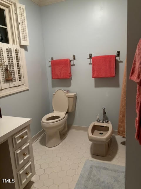 7 Hastings Square Durham, NC 27707 - Photo 21 of 28 a bathroom with a toilet a sink and mirror