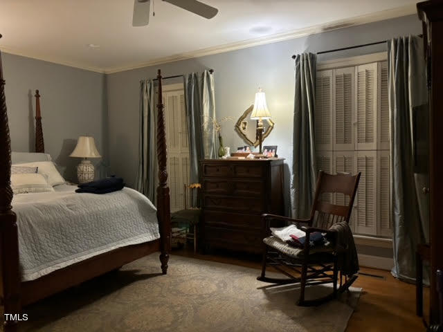 7 Hastings Square Durham, NC 27707 - Photo 5 of 28 a bedroom with furniture and a mirror