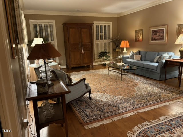 7 Hastings Square Durham, NC 27707 - Photo 8 of 28 a living room with furniture and a lamp