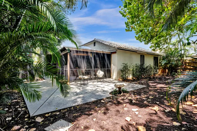 a view of a house with a back yard