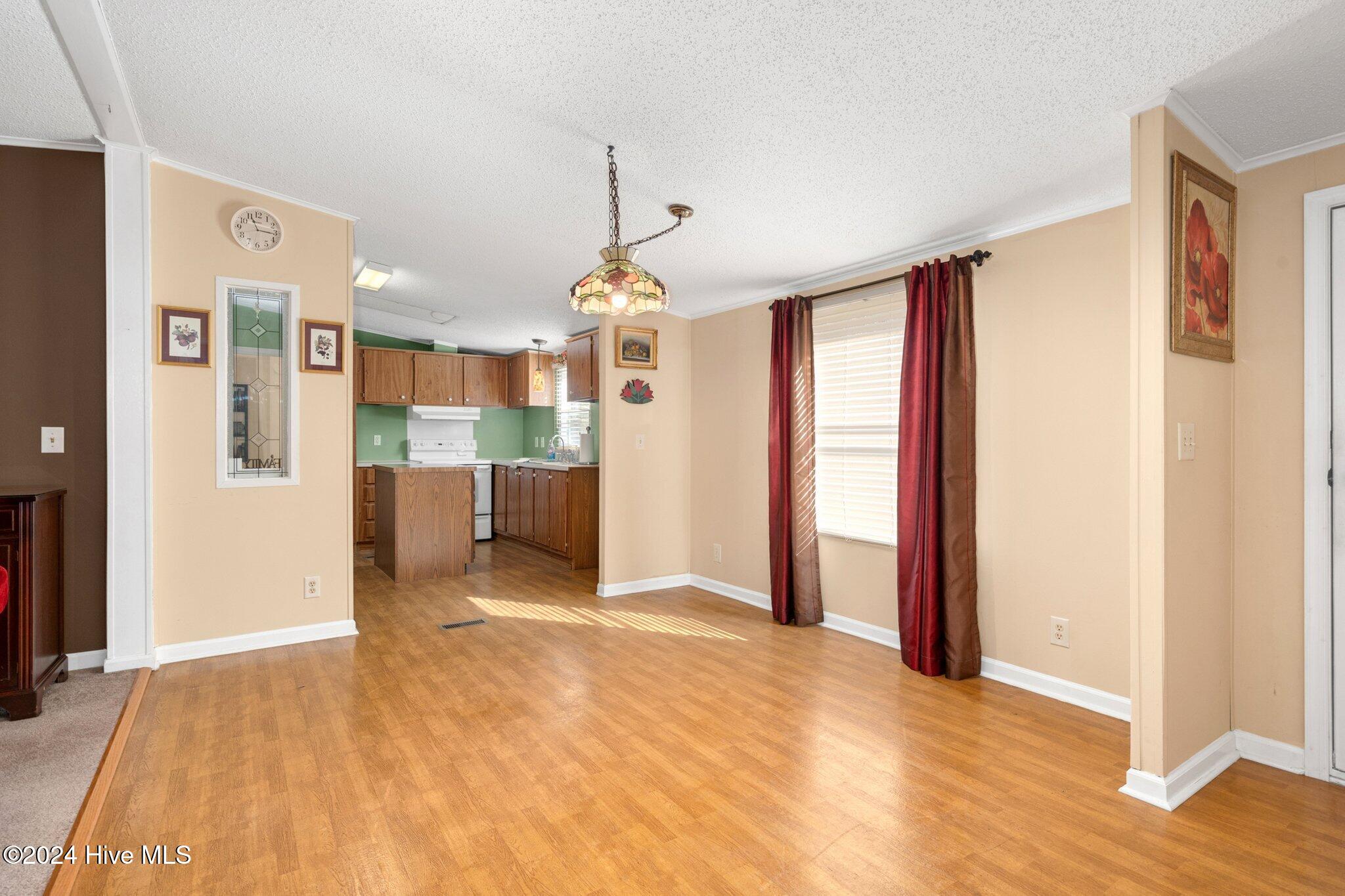 Dining into kitchen