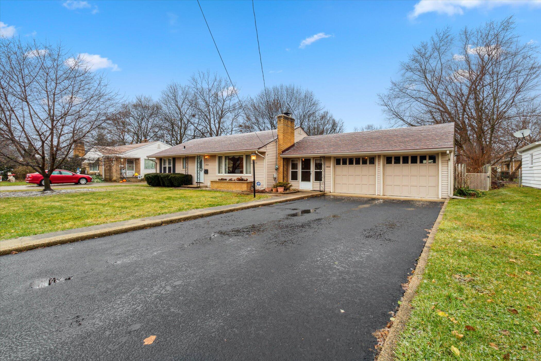 1933 Banbury Road Kalamazoo, MI 49001 - Photo 2 of 32 04-1933-Banbury-Rd-Kalamazoo-MI-49001-Wi