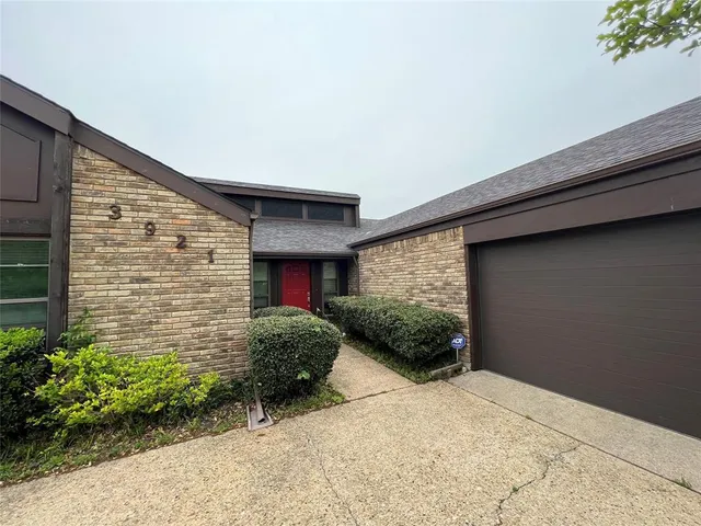 a view of a backyard of the house