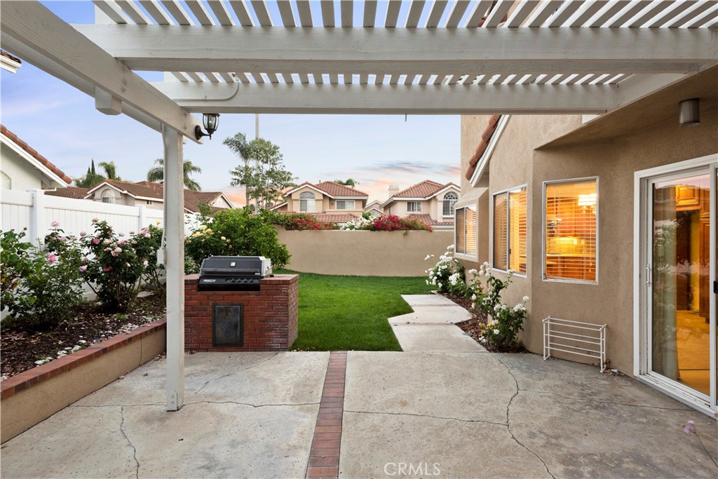 12 Rapallo Irvine, CA 92614 - Photo 20 of 21 a living room with furniture and garden