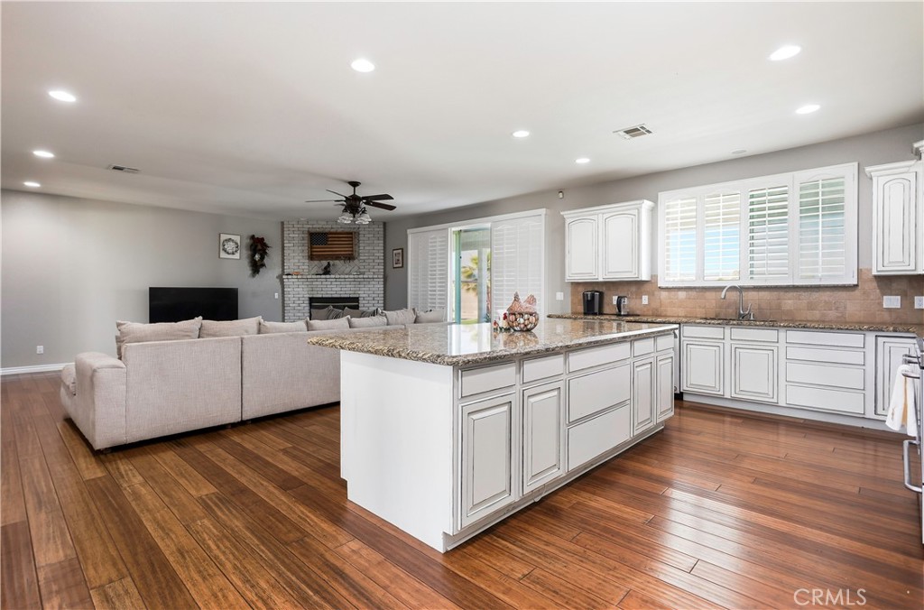 42561 25th Street West Lancaster, CA 93536 - Photo 11 of 41 a kitchen with granite countertop a white cabinets and white appliances