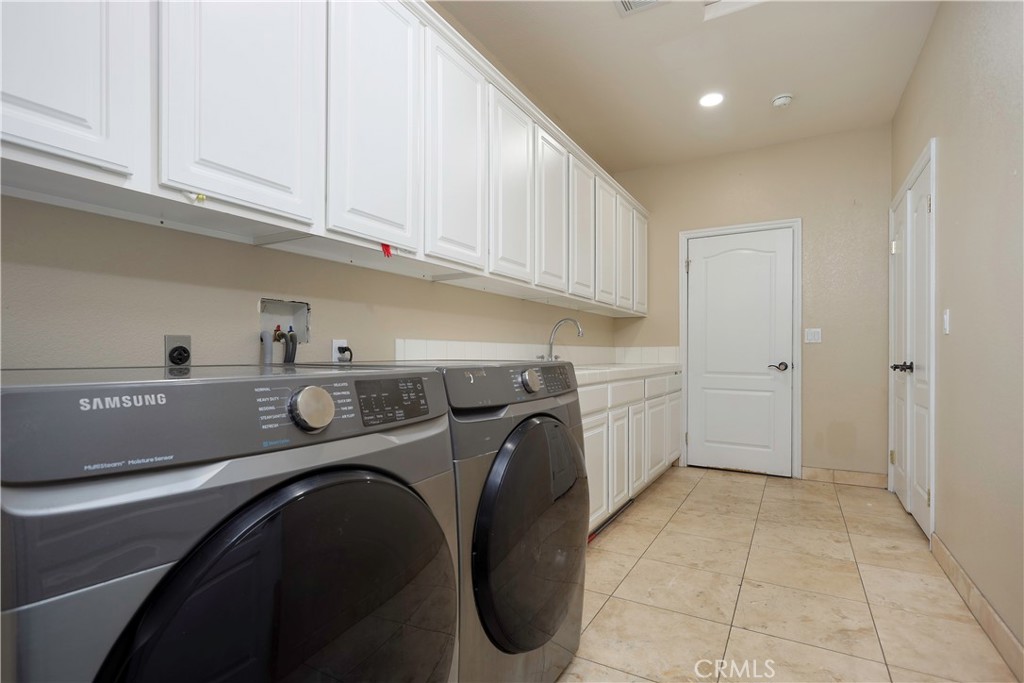 42561 25th Street West Lancaster, CA 93536 - Photo 27 of 41 a utility room with sink dryer and washer