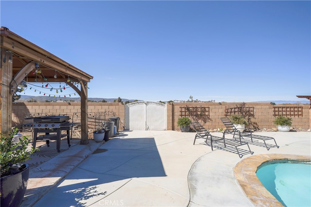 42561 25th Street West Lancaster, CA 93536 - Photo 37 of 41 a view of a terrace with furniture