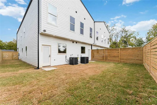 a view of a house with backyard