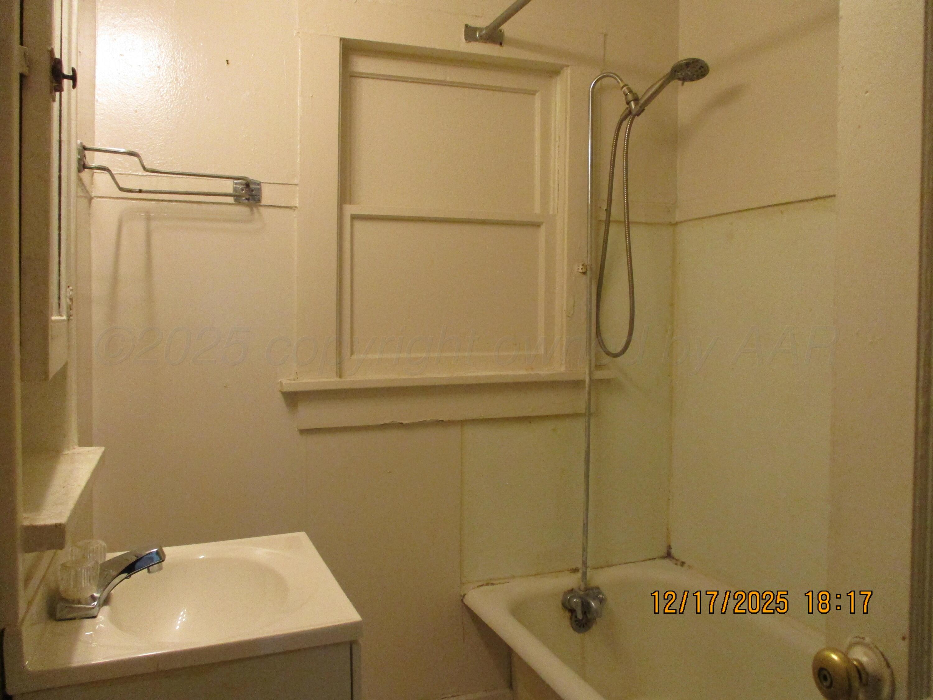 1402 B Southwest 13th Avenue Amarillo, TX 79102 - Photo 5 of 8 Bathroom