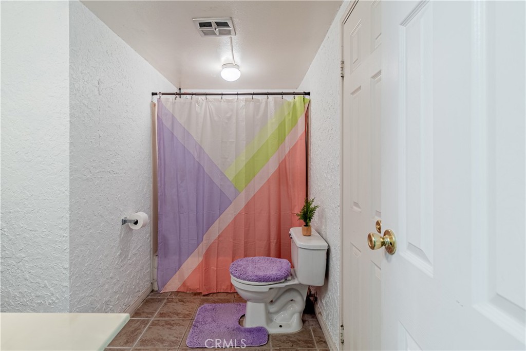 10654 White Oak Drive Riverside, CA 92505 - Photo 14 of 29 a bathroom with a sink and toilet