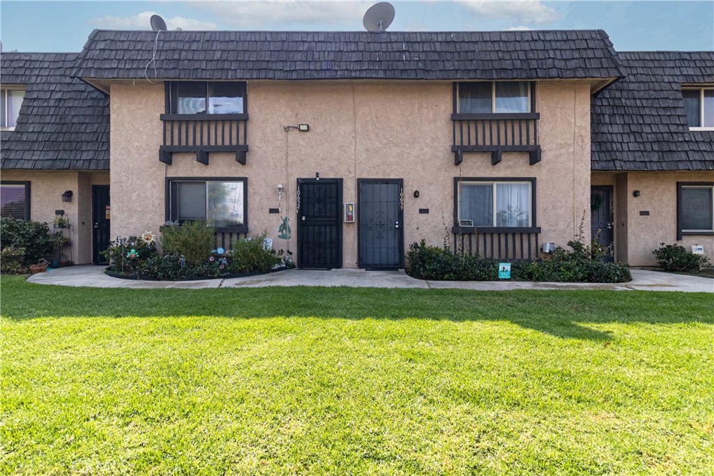 10654 White Oak Drive Riverside, CA 92505 - Photo 20 of 29 a front view of a house with garden