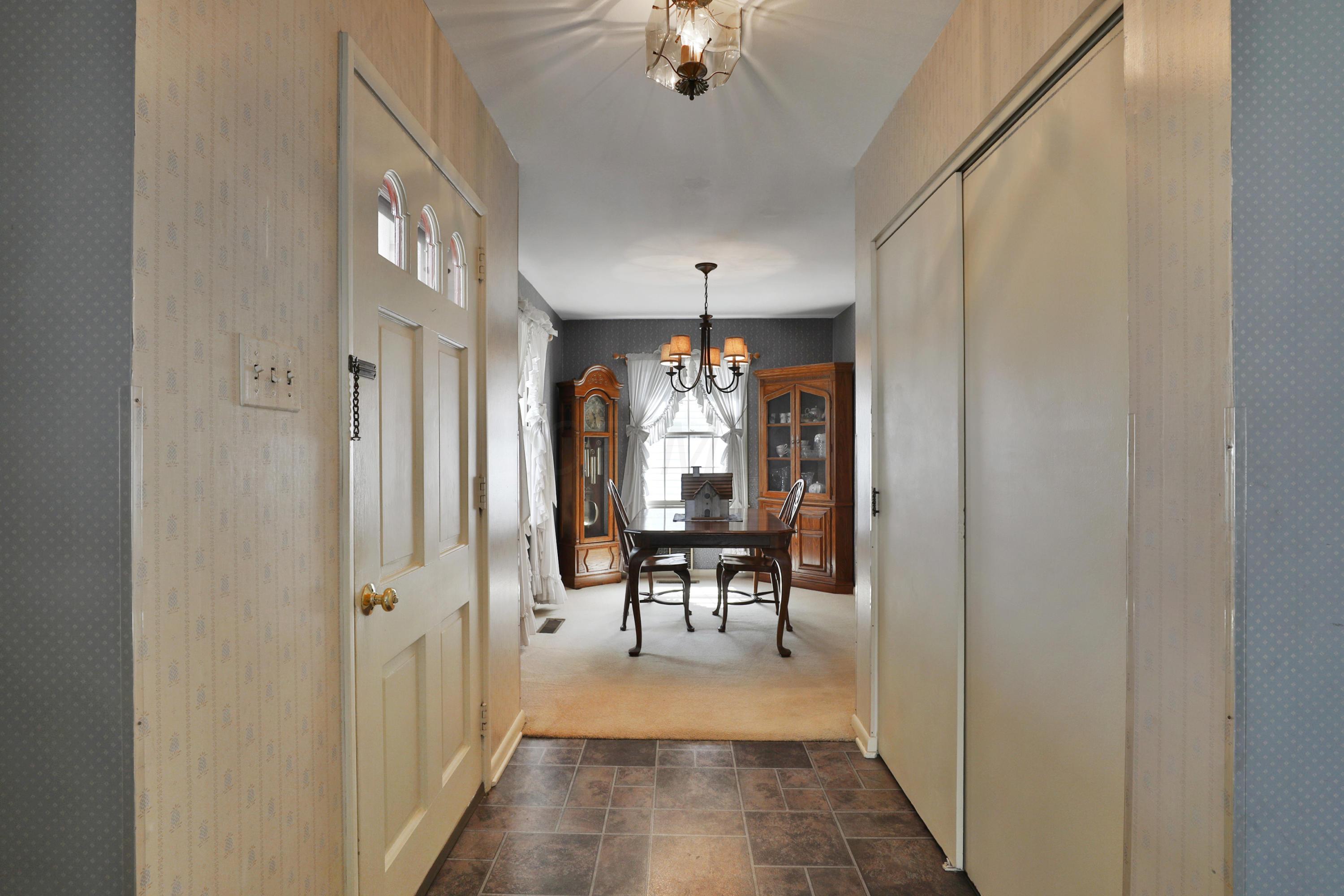 343 Danhurst Road Columbus, OH 43228 - Photo 8 of 38 Gallery Image 8