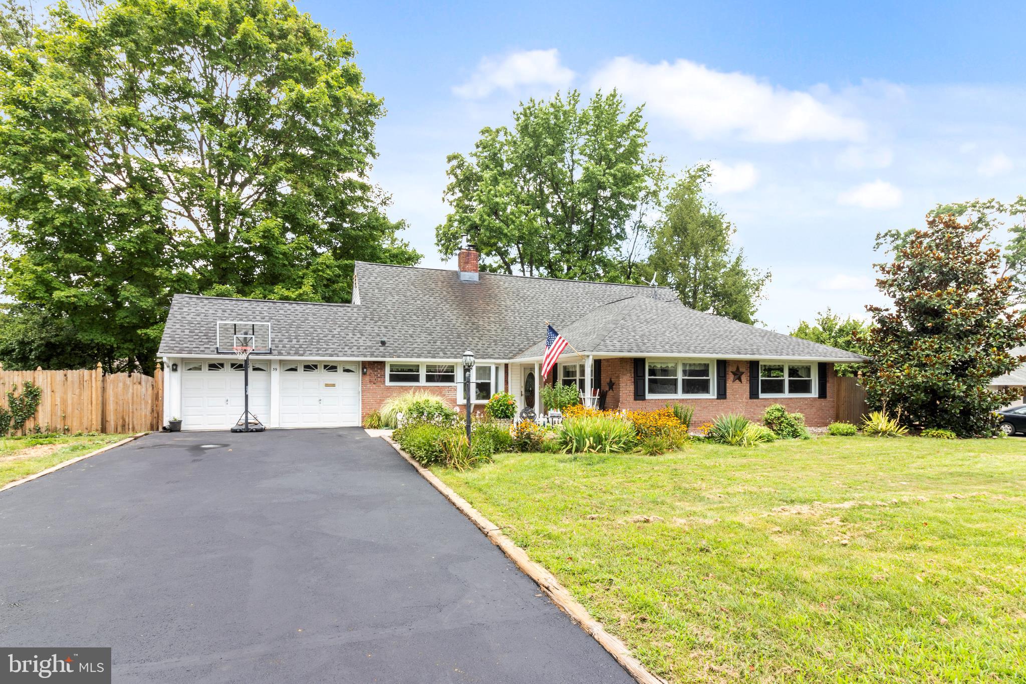 39 Round Hill Road Levittown, PA 19056 - Photo 1 of 31 Curb appeal!