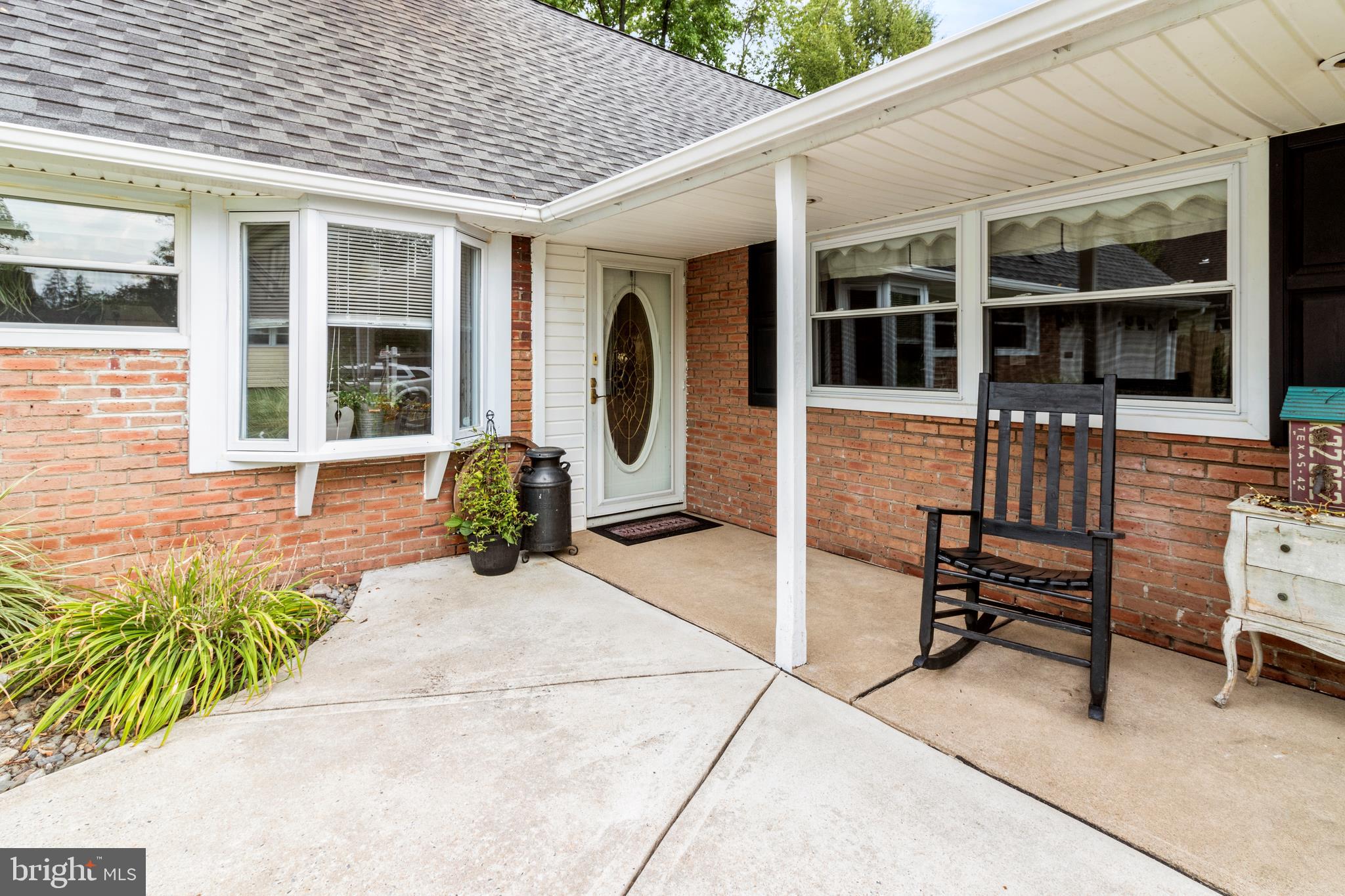 39 Round Hill Road Levittown, PA 19056 - Photo 2 of 31 Front Porch