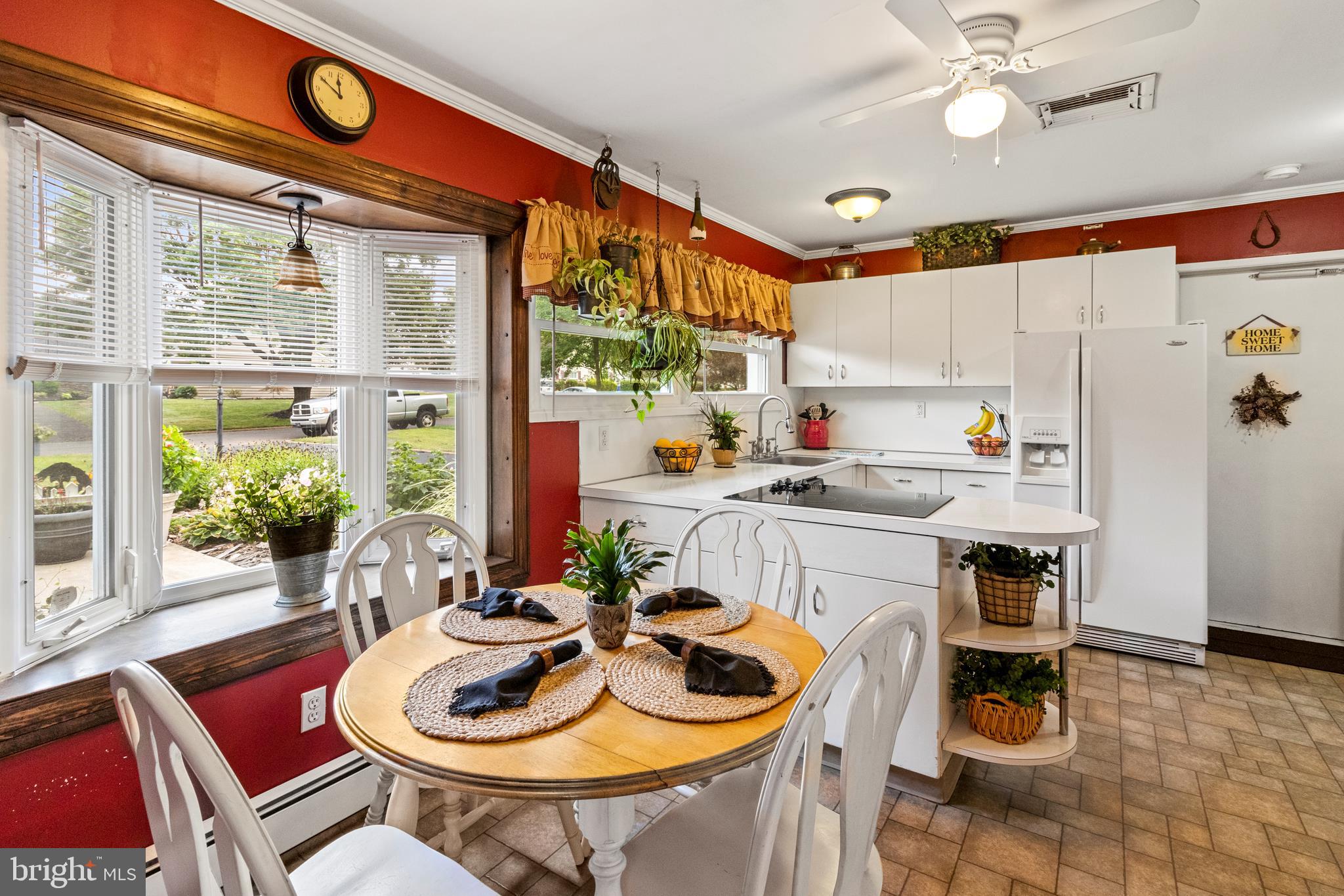 39 Round Hill Road Levittown, PA 19056 - Photo 4 of 31 Eat-in Kitchen