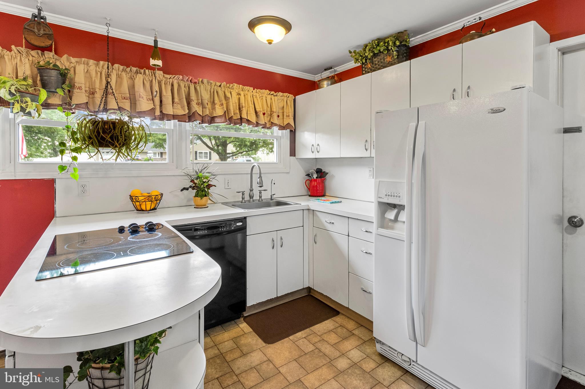 39 Round Hill Road Levittown, PA 19056 - Photo 5 of 31 Kitchen