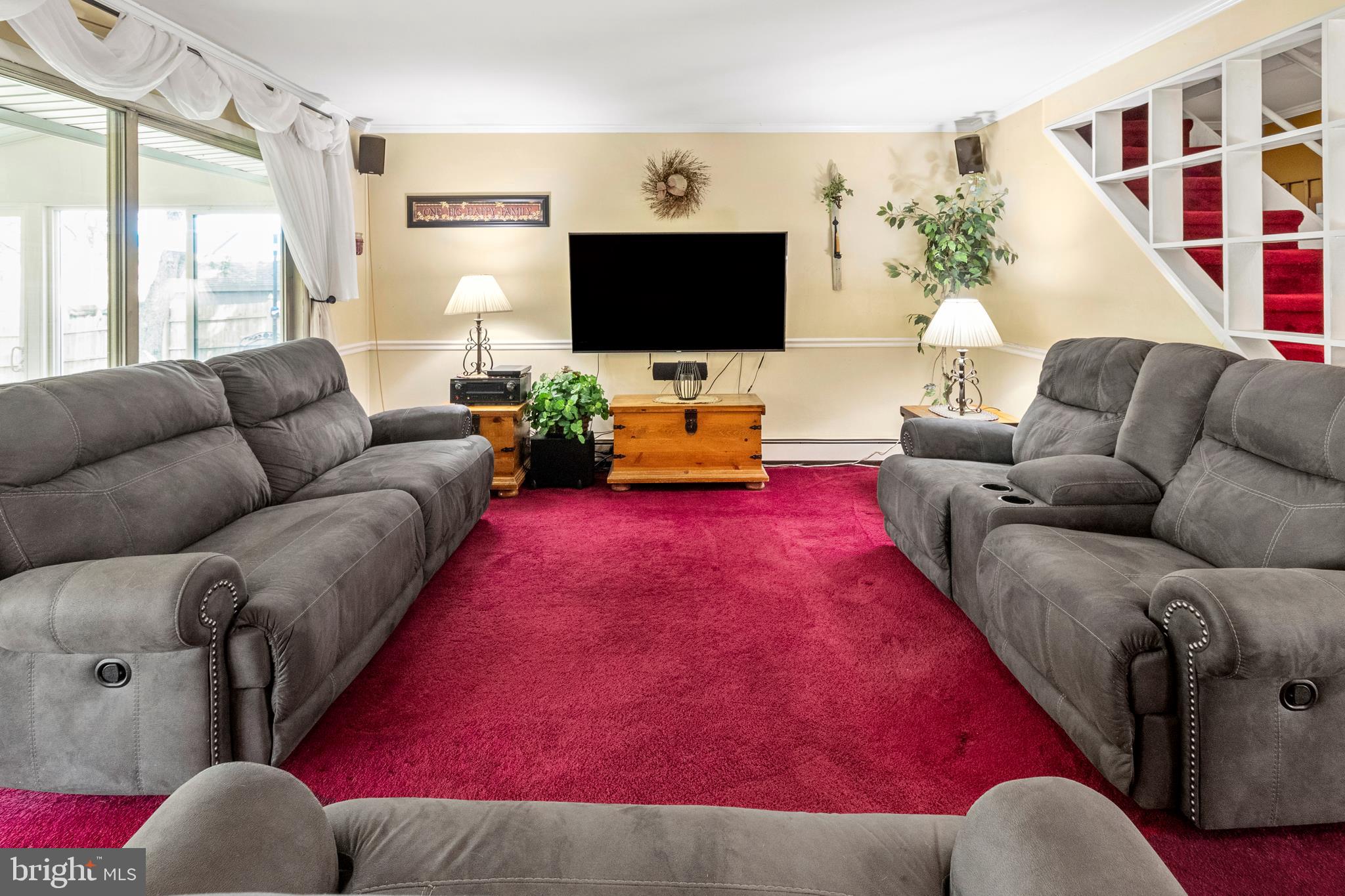 39 Round Hill Road Levittown, PA 19056 - Photo 7 of 31 Living Room
