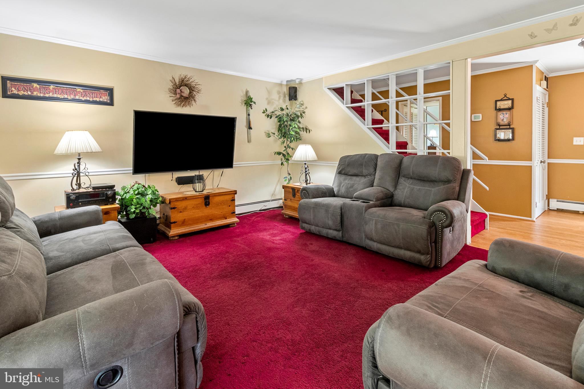 39 Round Hill Road Levittown, PA 19056 - Photo 8 of 31 Living Room