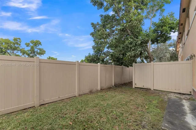 a view of a backyard