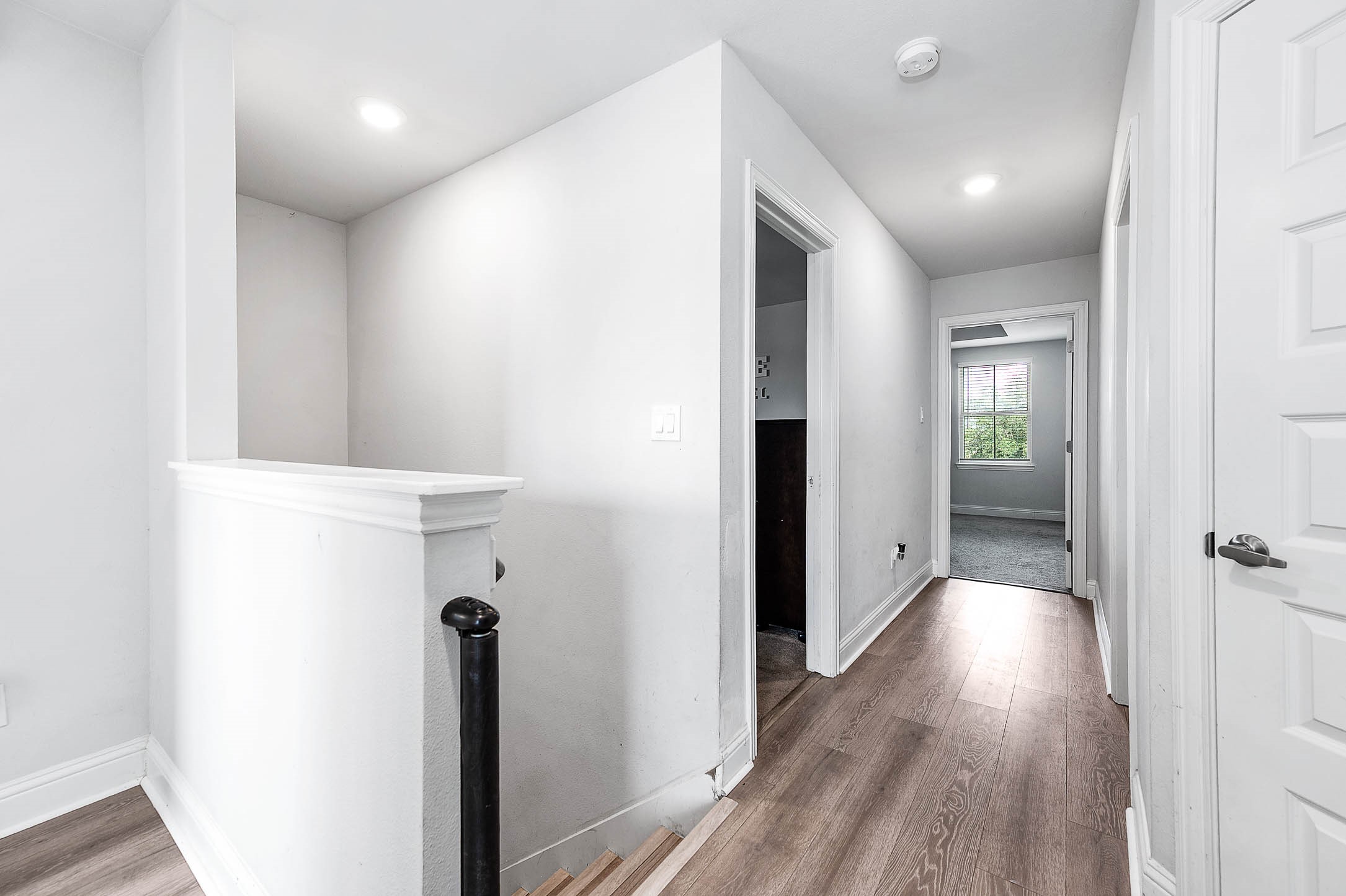 305 Bryan Way Angleton, TX 77515 - Photo 18 of 31 Upstairs Hallway
