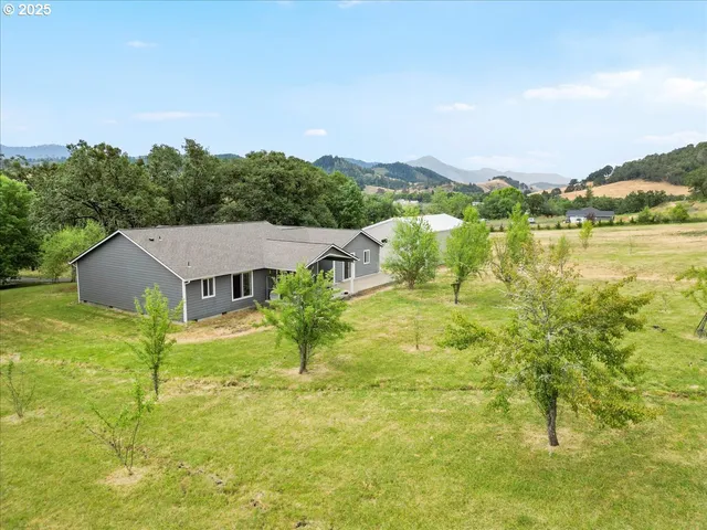 a view of a house with a yard