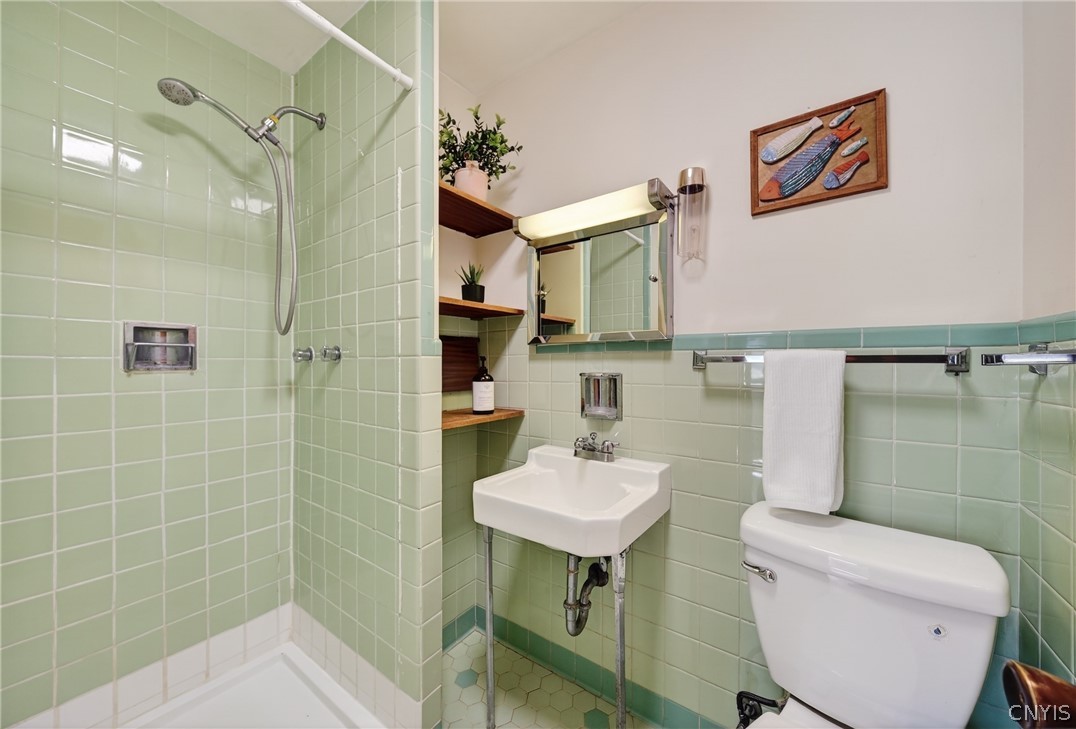 226 Ridgecrest Road De Witt, NY 13214 - Photo 13 of 49 First level full bathroom