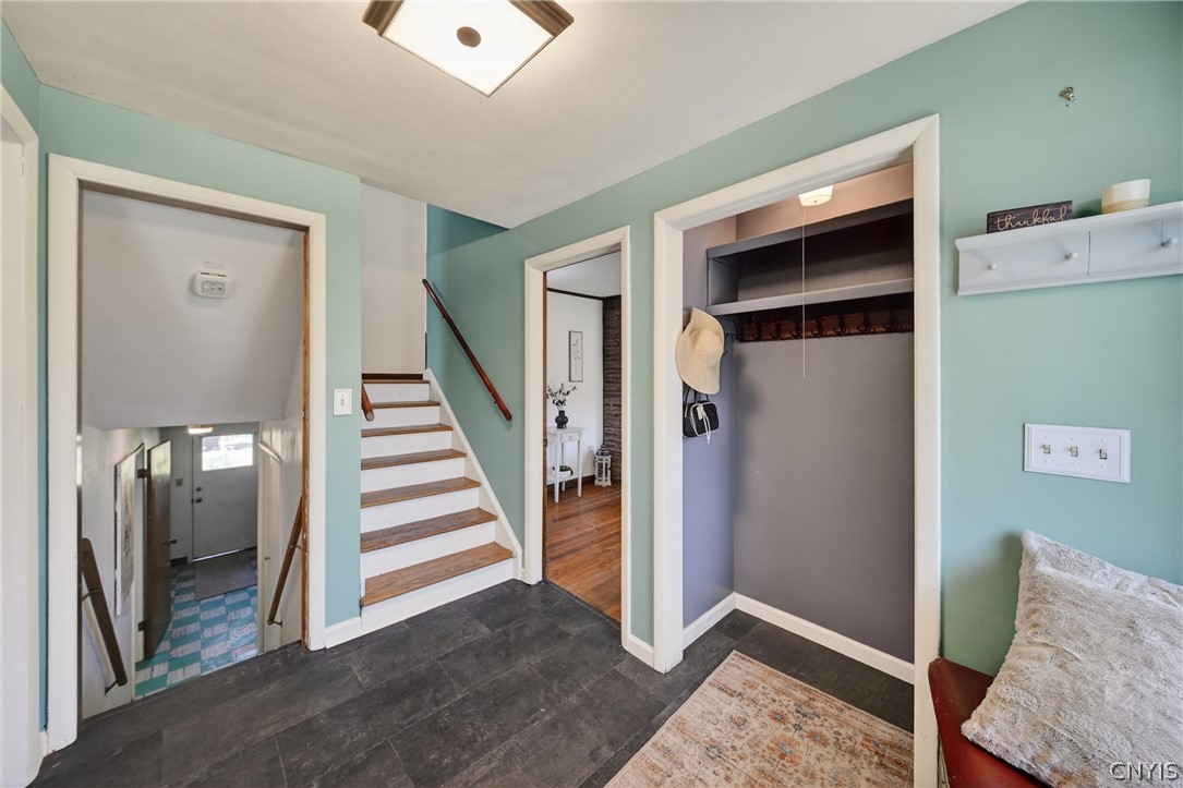 226 Ridgecrest Road De Witt, NY 13214 - Photo 5 of 49 Entryway