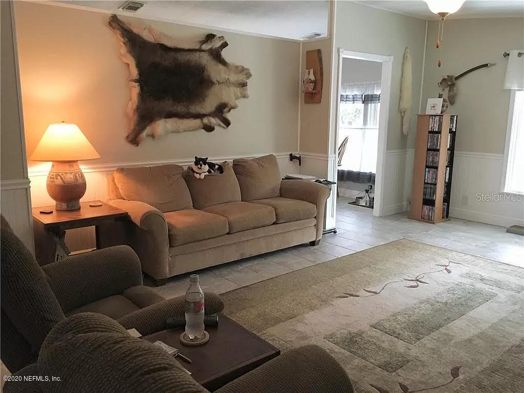 133 Bayou Drive Satsuma, FL 32189 - Photo 8 of 30 a living room with furniture and a lamp