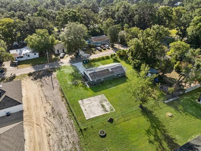 a view of a yard with plants