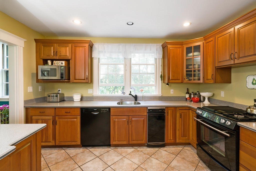 44 Cliff Road Milton, MA 02186 - Photo 8 of 30 Gallery Image 8