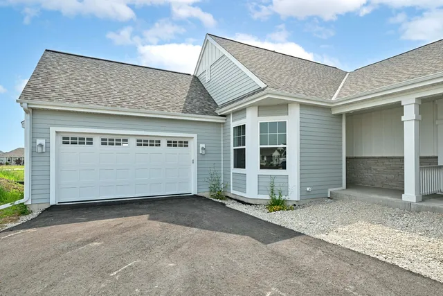 $684,900 | 1382 Prairie Creek Boulevard, Unit 15D, Oconomowoc, WI 53066