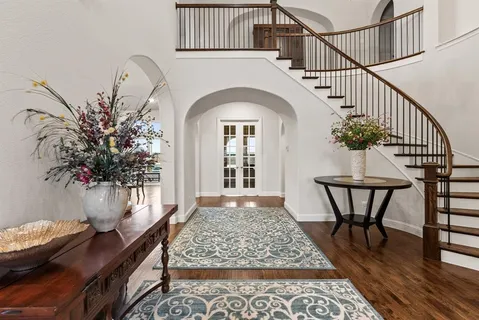 a view of a livingroom with furniture