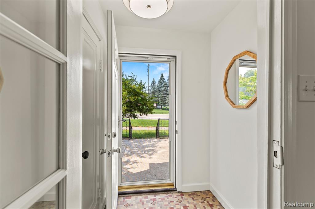 514 East Avon Road Rochester Hills, MI 48307 - Photo 6 of 42