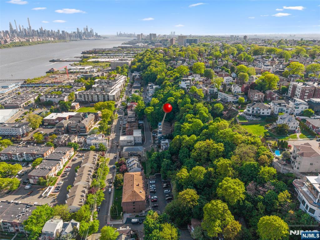 7 Oakdene Terrace, Unit 7 Edgewater, NJ 07020 - Photo 29 of 30 a view of a city