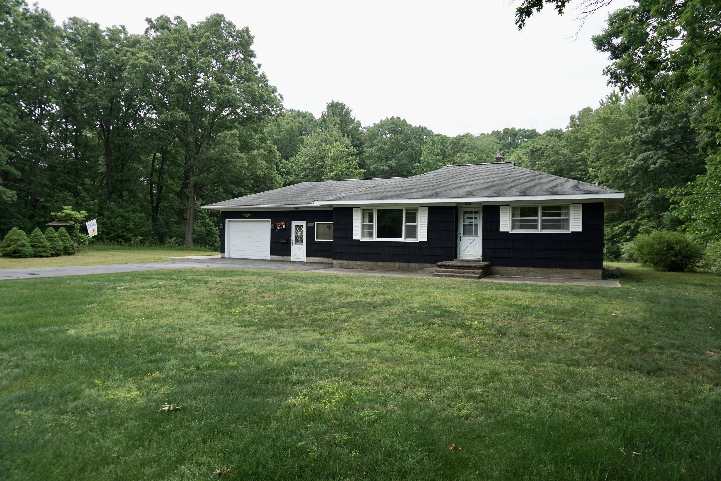 2909 Hall Road Muskegon, MI 49442 - Photo 2 of 28 DSC06002