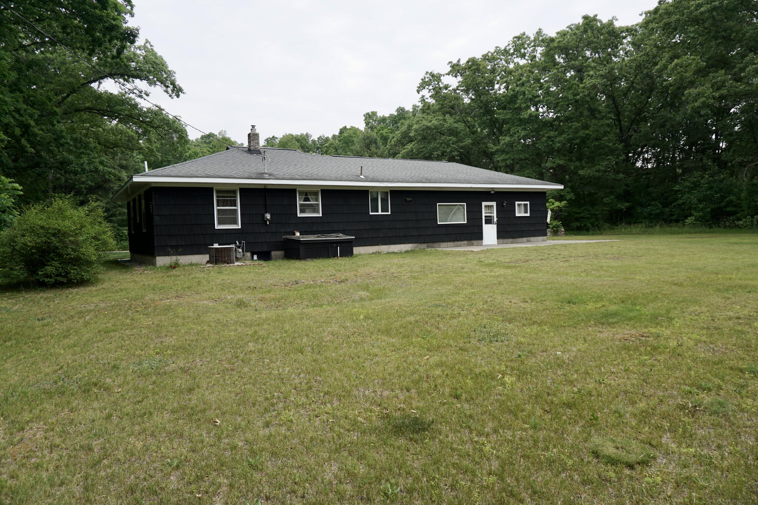 2909 Hall Road Muskegon, MI 49442 - Photo 3 of 28 DSC06008