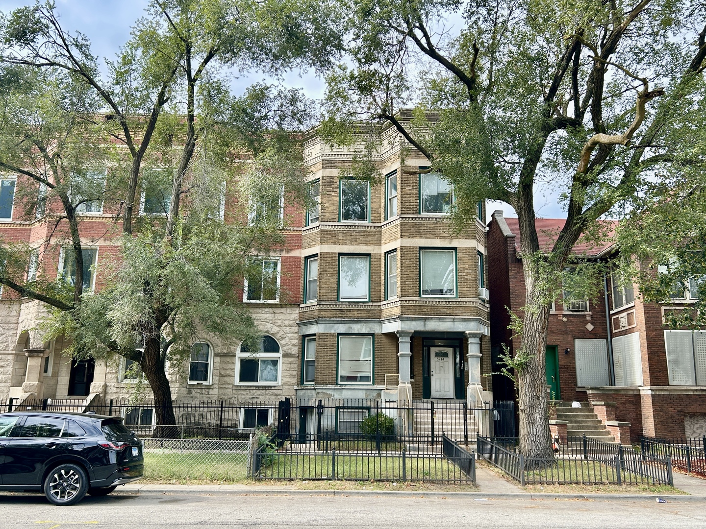 5714 South Prairie Avenue Chicago, IL 60637 - Photo 2 of 39 a view of a parked cars in front of a building